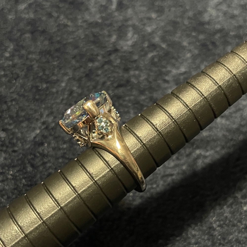 THIS RING IS STUNNING!
16 GENUINE BLUE DIAMONDS
Mystic BLUE TOPAZ
9kt White Gold